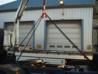 Công việc lắp đặt kết cấu thép Sling xích nâng ở trợ lý bên tay phải